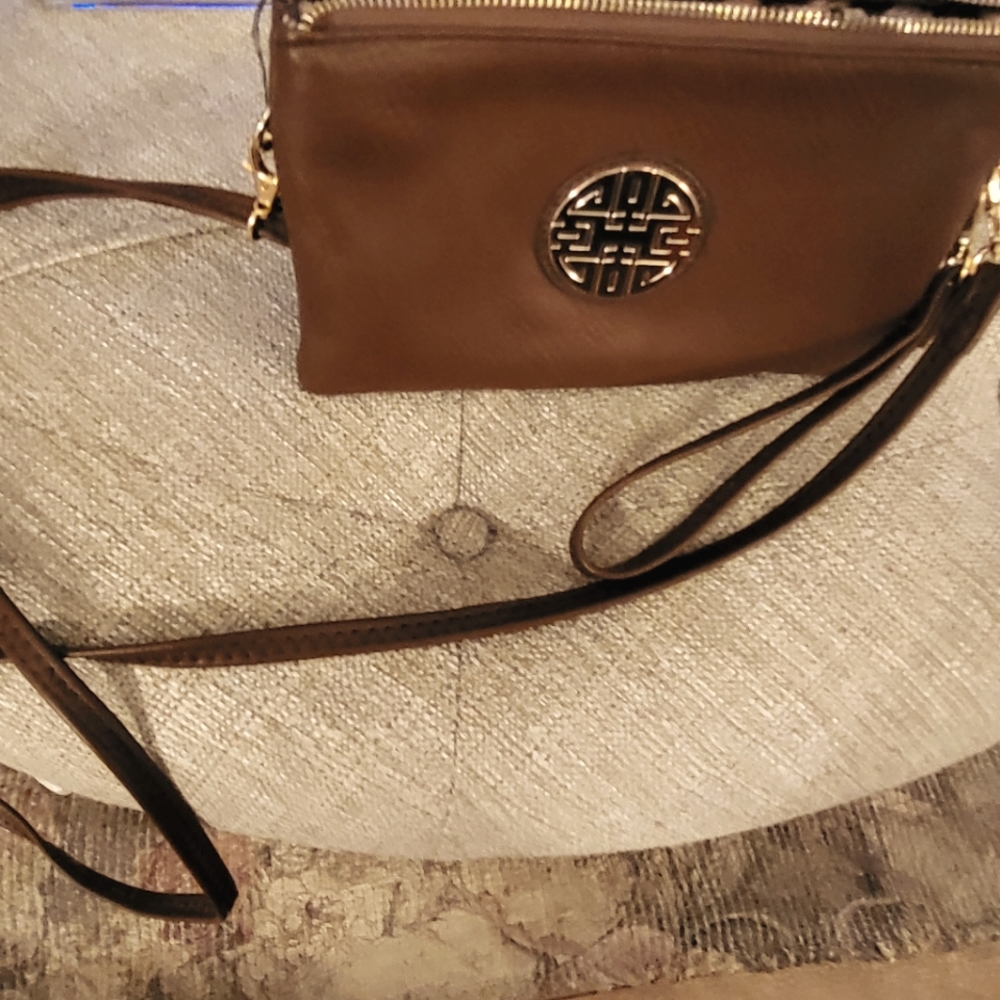 Cute brown crossbody bag, perfect for traveling. - Picture 2 of 6